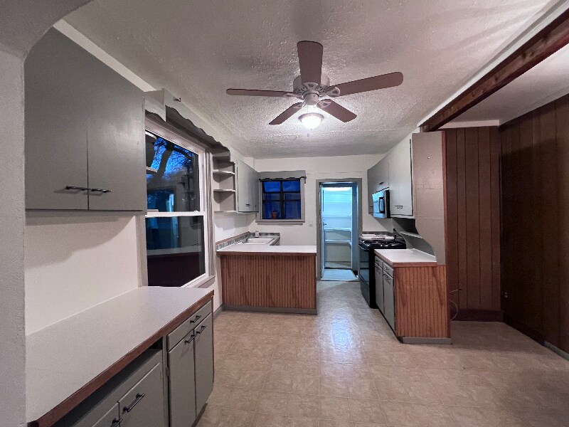 Building Photo - 105 E 12th St