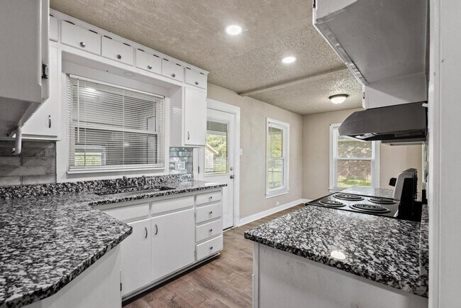 Building Photo - 1708 N Woods St