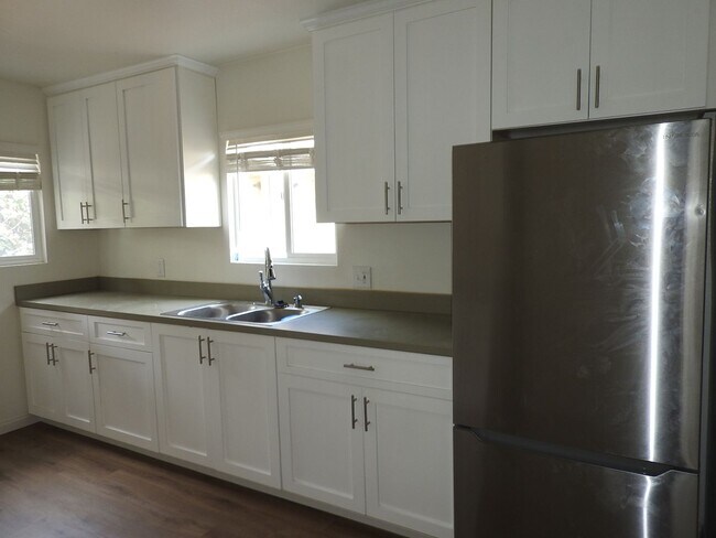 Building Photo - 4968muir