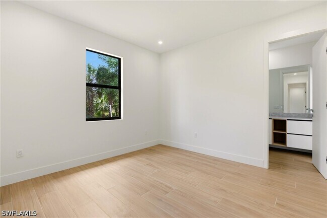 Building Photo - 1514 47th Ave NE