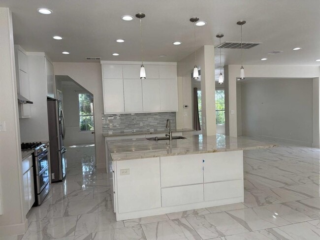 Building Photo - 7730 Lakewood Dr