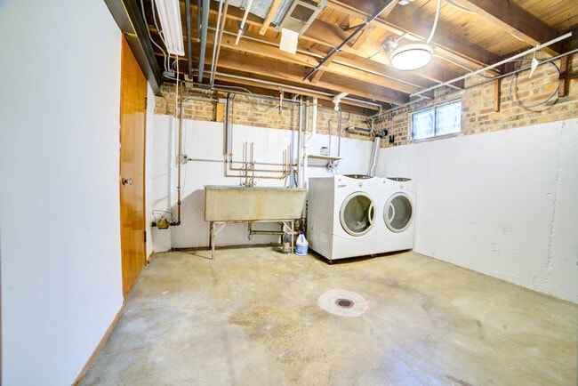 Building Photo - 9135 Mason Ave