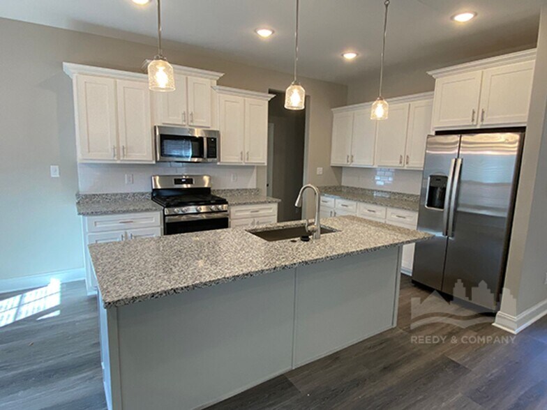 Building Photo - 547 Rosalie Woods Dr