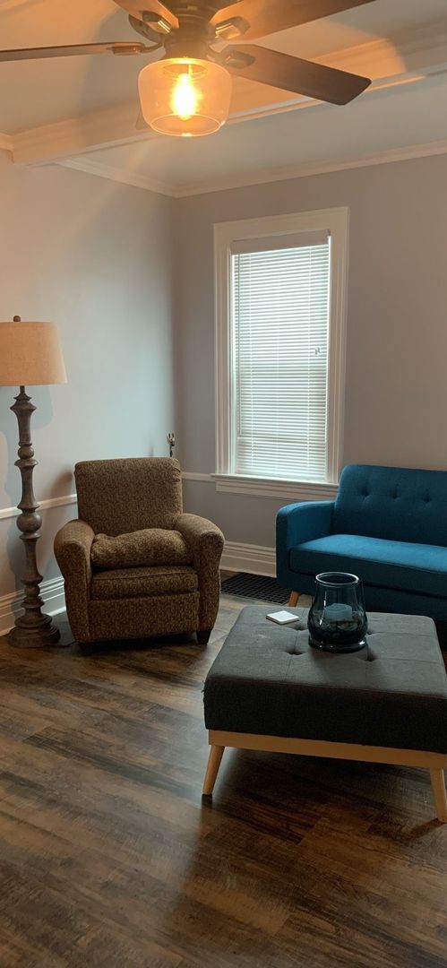 Building Photo - 223 E 9th St