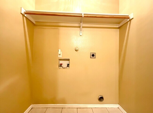 Building Photo - **MOVE IN SPECIAL** Convenient & Low-Maintenance Living Near St. Mary’s University!