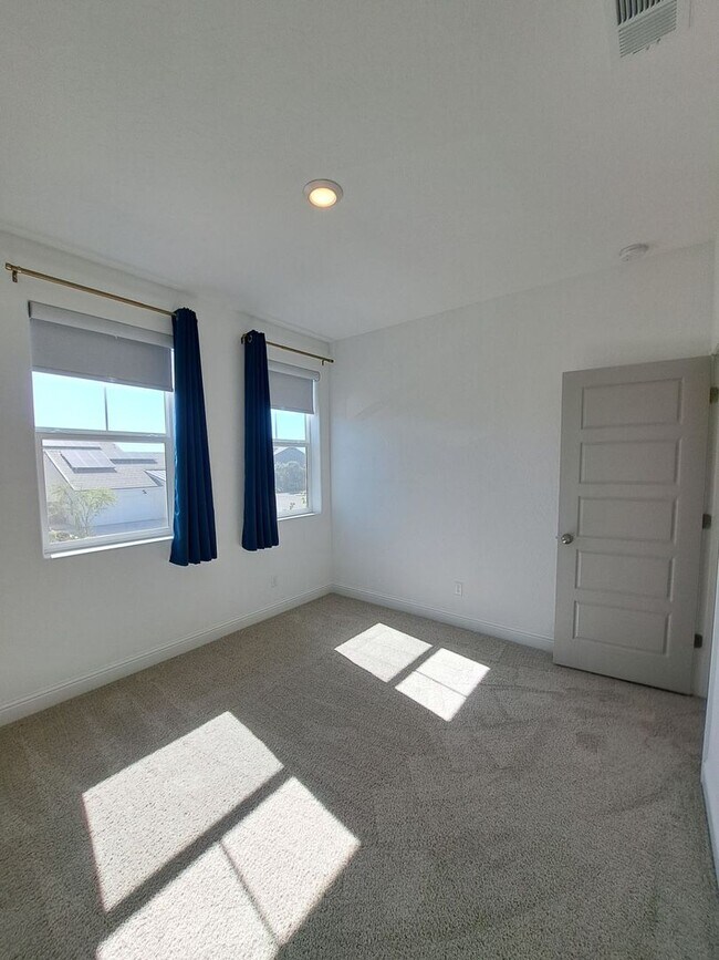 Building Photo - 911 Blue Oak Lane W
