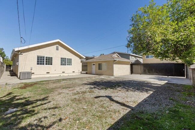 Building Photo - 15424 Mayall St