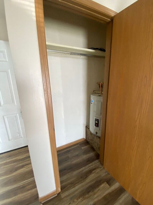 Building Photo - Lower Level 2 Bedroom Apartment for Rent!