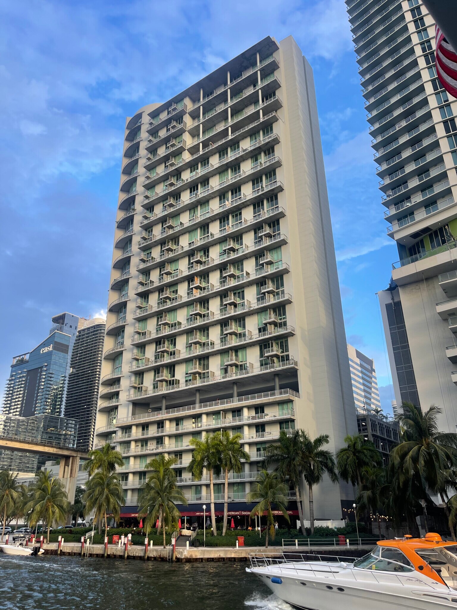 Building Photo - 690 SW 1st Ave