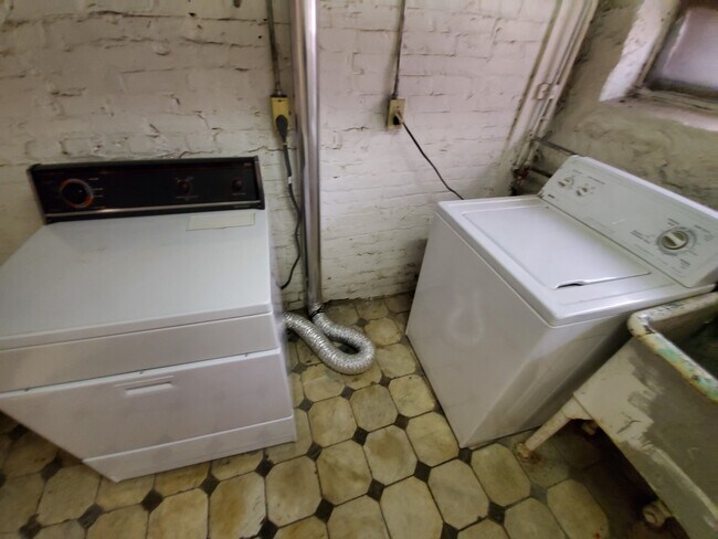 Building Photo - 623-625 N 10th Ave E