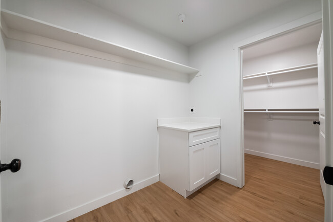 Building Photo - Private Bedroom/Bath in 2,200 Sq Ft 5 Bedr...