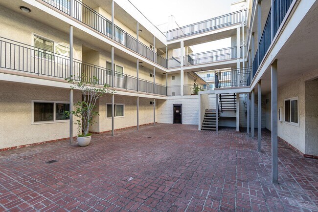 Building Photo - Fully remodeled 2BR/2BA Condo in prime West Hollywood!