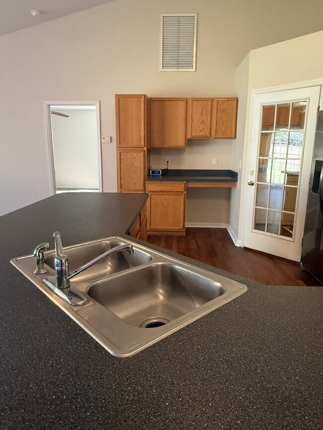 Building Photo - Newly renovated ranch home