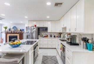 Building Photo - 3954 Coconut Cir N