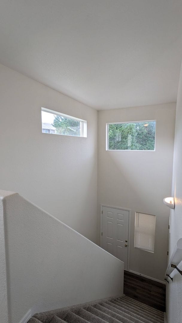 Building Photo - 3 BED/2.5 BATH TOWNHOME IN UNIVERSITY VILL...