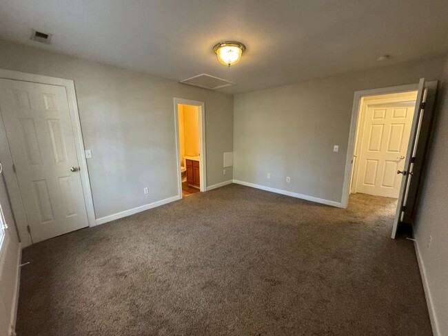 Building Photo - 2 Bed | 2.5 Bath Raleigh Townhome near NCSU