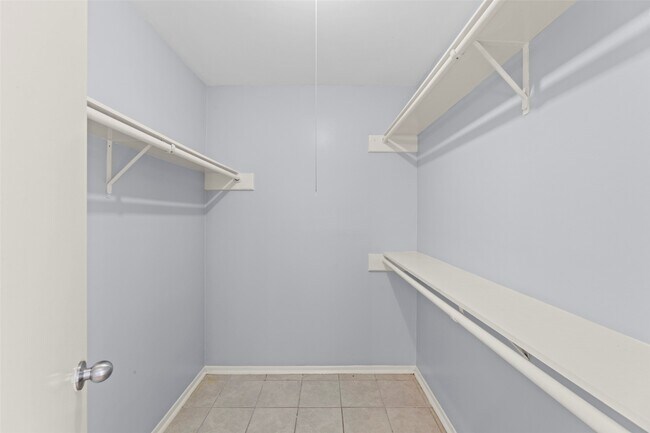 Building Photo - 11111 Midhurst Dr