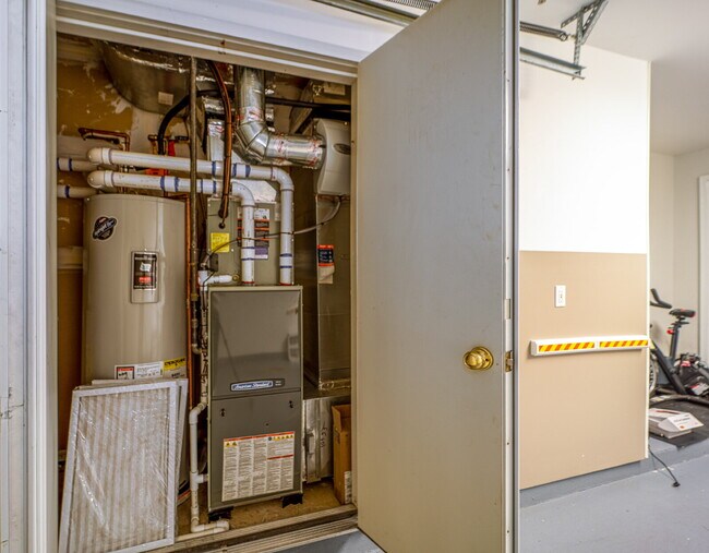 Building Photo - Comfortable Condo Living in Convenient Alexandria Location