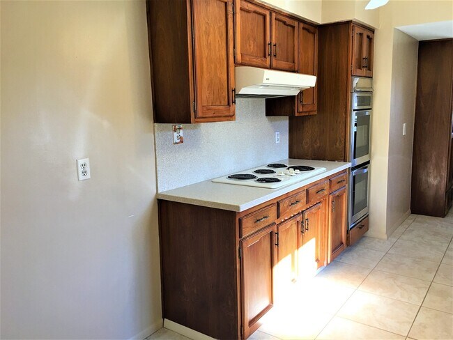 Building Photo - 2 Bed 1.5 Bath | Single Story | Nob Hill L...