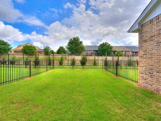 Building Photo - Luxury, Zero Maintenance Living in Edmond!
