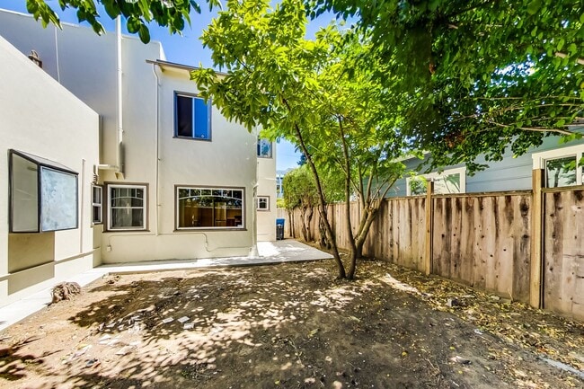 Building Photo - 816 Peninsula Ave