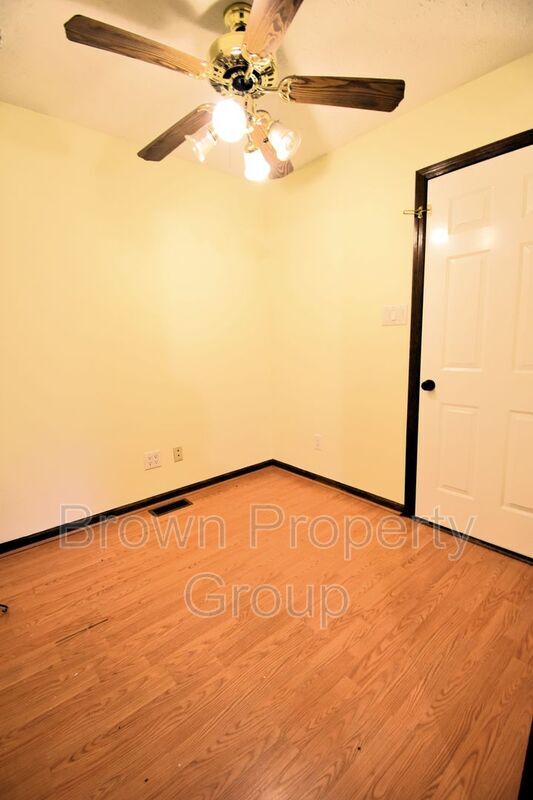 Building Photo - 901 Fredonia Dr