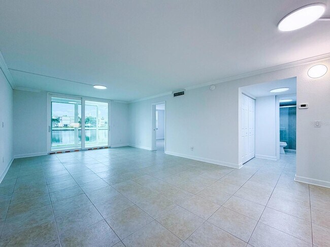 Building Photo - 7625 Sun Island Dr S