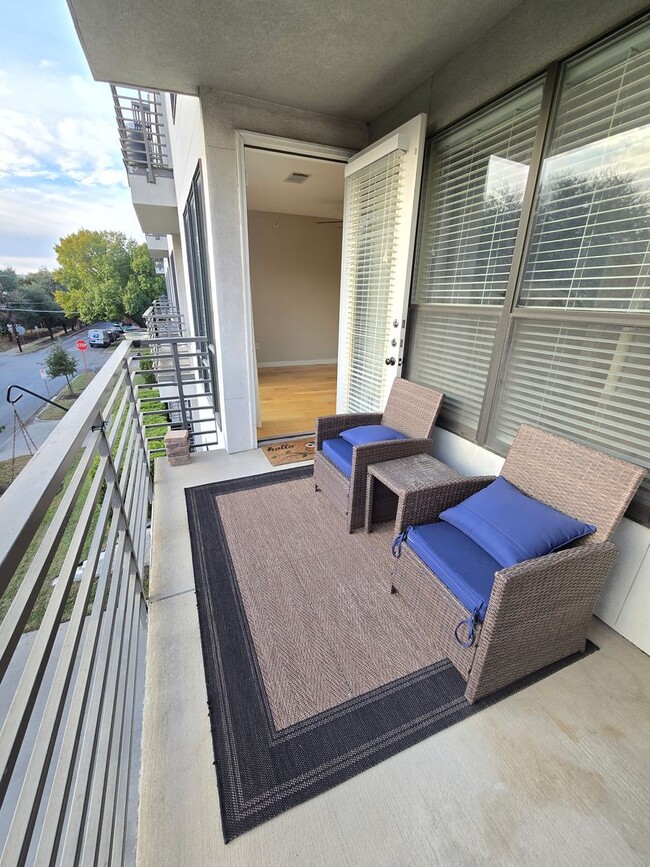 Building Photo - Spacious 2/2 Oak Lawn Condo w/ All Applian...