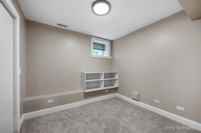 Building Photo - Updated Duplex Condo with 2 parking spots