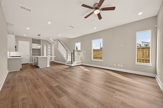 Building Photo - 1504 Hussion St