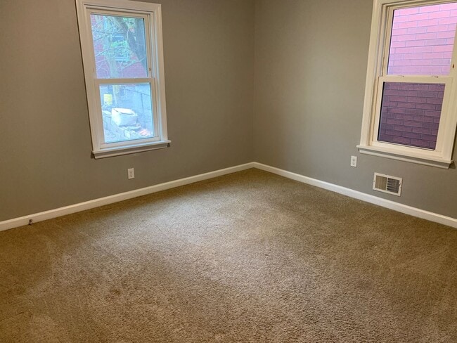 Building Photo - 3 Bedroom House in Southside Slopes with Off Street Parking Spot