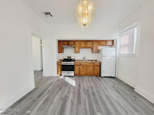 Building Photo - 1928 Arizona Ave