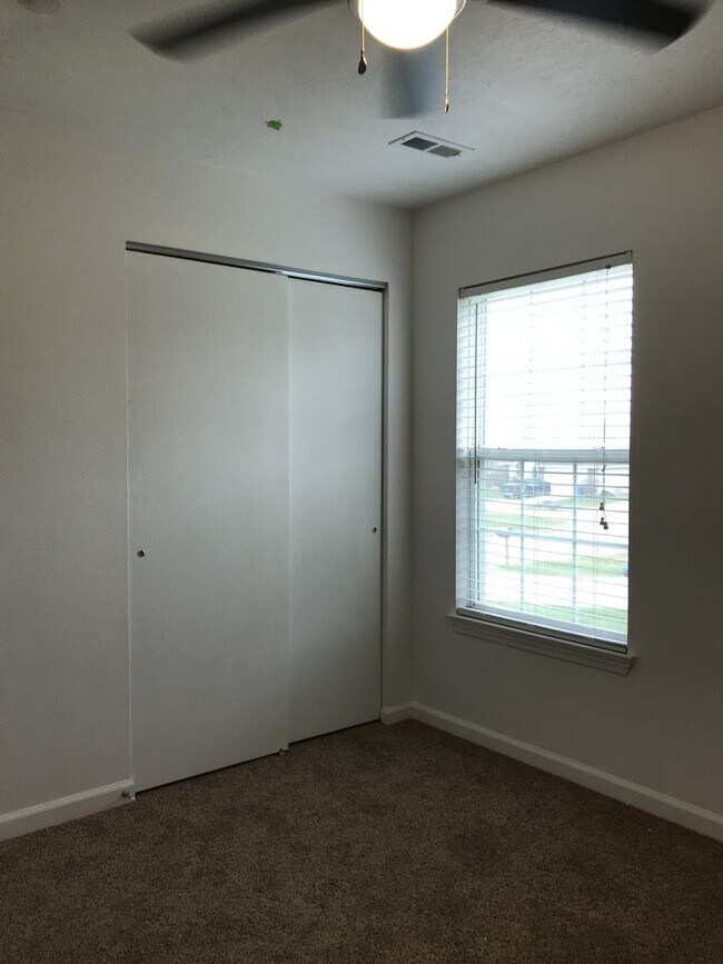 Building Photo - Wonderful 3 Bedroom 2 Bath Ranch