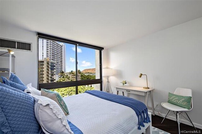 Building Photo - 1 bedroom, den with murphy bed, 1 cov parking, tropical grounds with pool, tennis courts +++++++