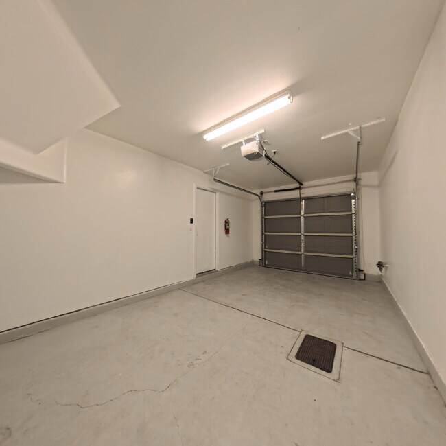 Building Photo - Spacious 2-bed 2-bath with Attached Car Garage at Tripoly!