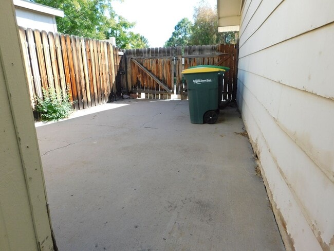 Building Photo - Home in Paradise Hills Sub-Division
