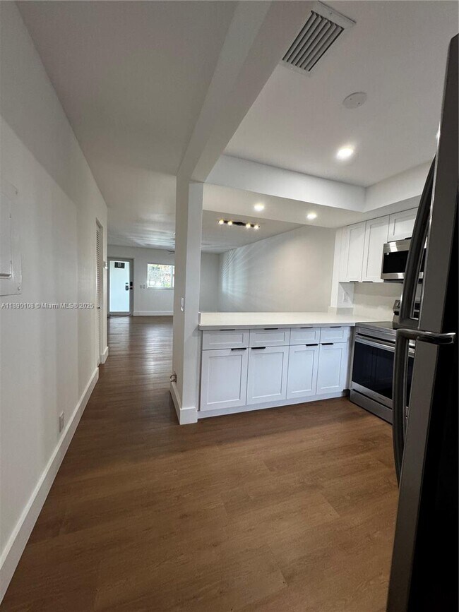 Building Photo - 1460 SW 24th Ct