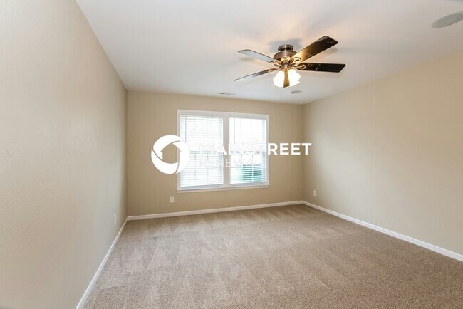 Building Photo - 4 Bedroom Pet-Friendly Home in Charlotte, NC with Main Street Renewal