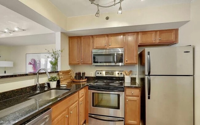 Building Photo - Amazing 1 Bedroom 1 Bathroom Condo With Su...