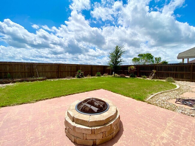 Building Photo - IMMACULATE all electric 3 bedroom + office, 2 bath home available SOON!!!