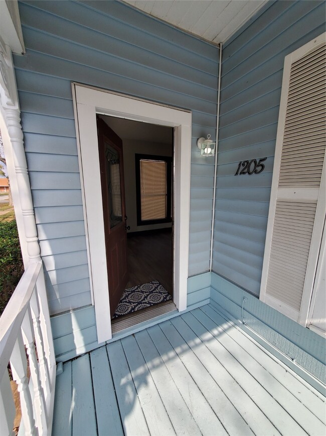 Building Photo - 1205 2nd St