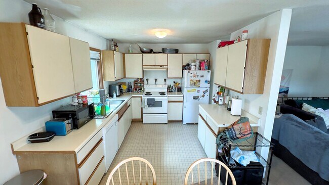Building Photo - 3 Bed 1 Bath Apartment - Available Septemb...
