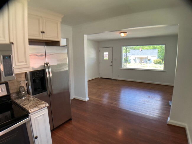 Building Photo - Adorable Bungalow Next to Downtown Raleigh!