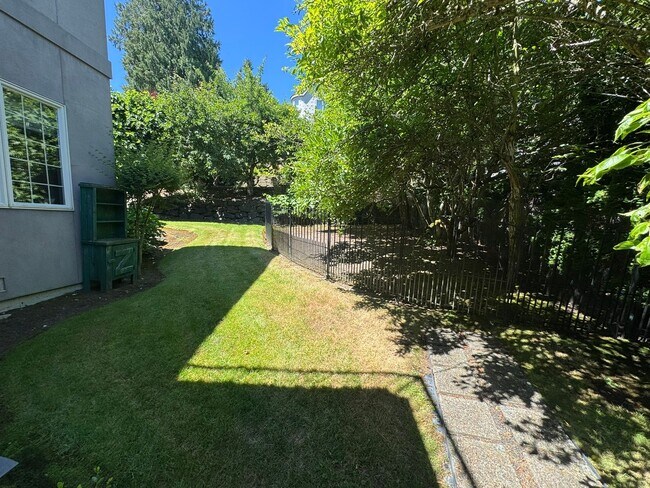 Building Photo - 4bd/4ba Kirkland House