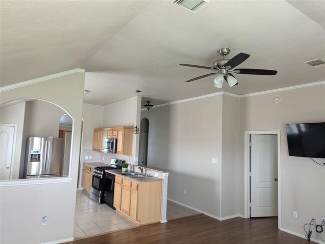 Building Photo - 9927 Driftwood Park Dr