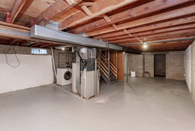 Building Photo - CHARMING! 2 Bedroom, 1 Bathroom Duplex in Des Moines!!