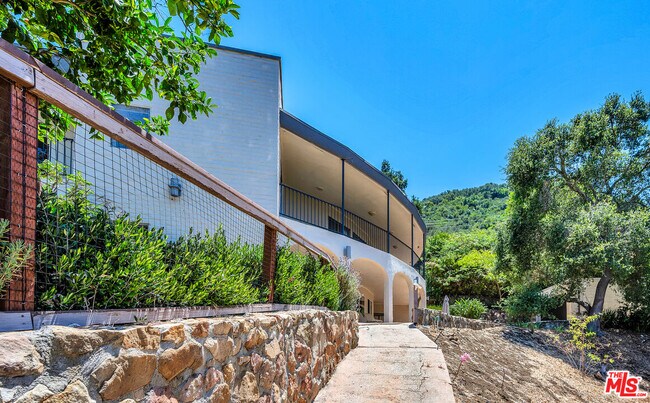 Building Photo - 25202 Piuma Rd