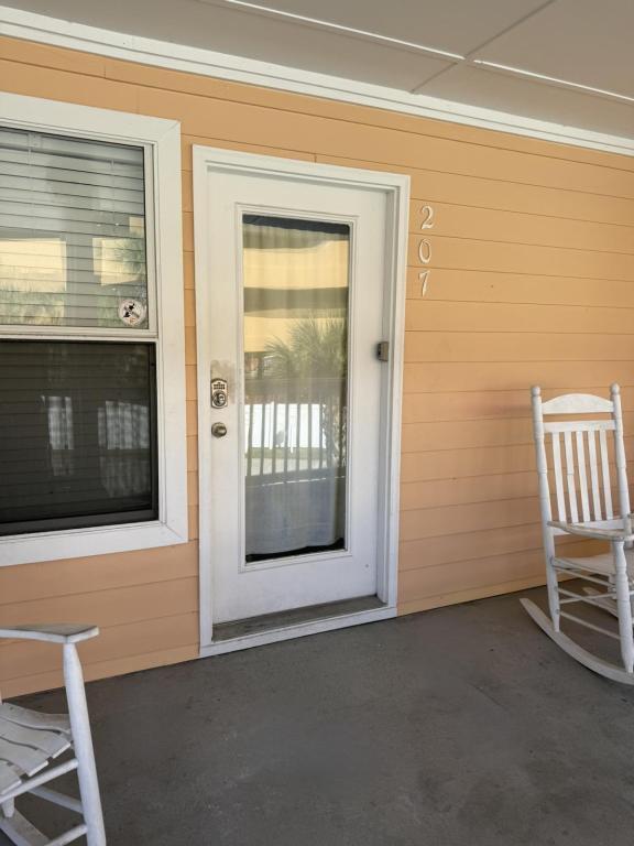 Primary Photo - 17690 Front Beach Rd