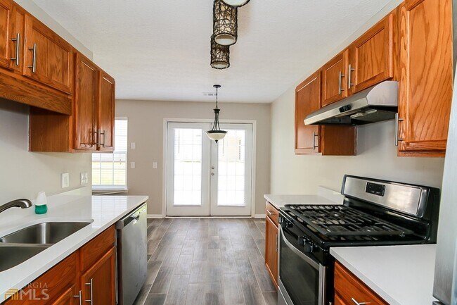 Building Photo - 2840 Lakeside Cir