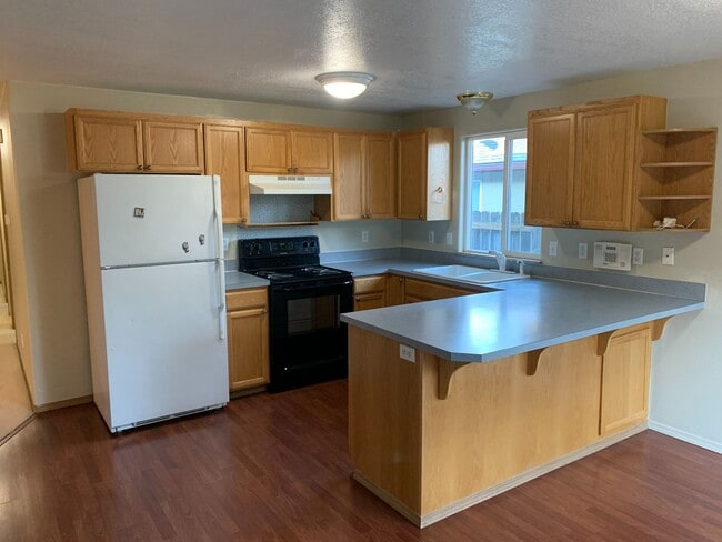 Building Photo - VIDEOTOUR: Amazing Newer South Salem Home! Great Location. PETS WELCOME